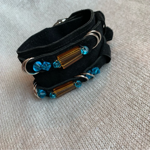 Hand crafted - Black Leather Cuff blue beads metal pieces ajustable bracelet - Picture 5 of 7